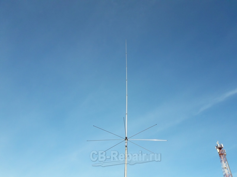Антенна Base-One 5/8 установлена на металлической мачте 5 метров